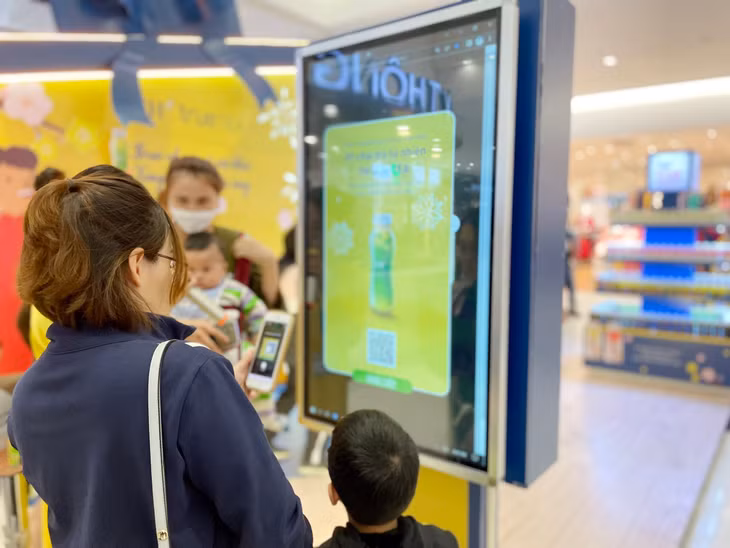 Đến với chương trình, khách hàng có thể tương tác với màn hình chạm để mở ra món quà ngẫu nhiên, với cơ hội trúng những phần quà là các sản phẩm đồ uống tốt cho sức khỏe của TH.