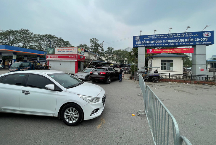 Cảnh sát phong toả Trung tâm đăng kiểm 29-03S ở Hà Nội