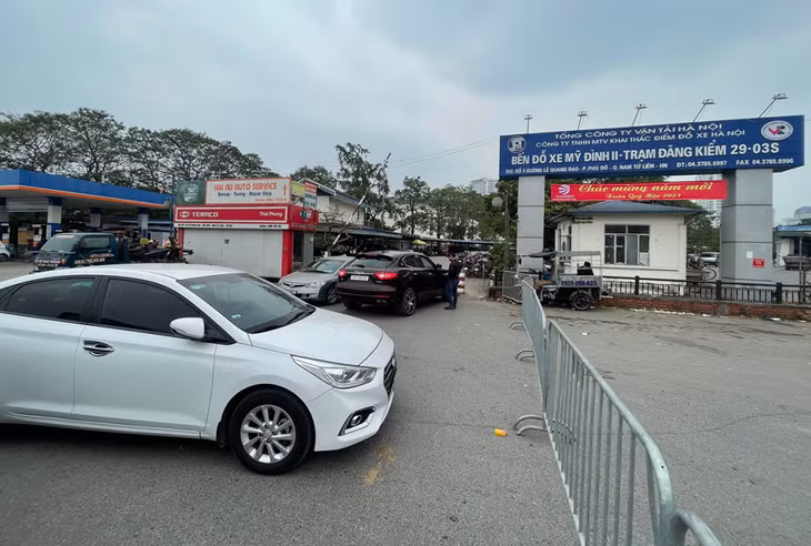 Cảnh sát phong toả Trung tâm đăng kiểm 29-03S ở Hà Nội