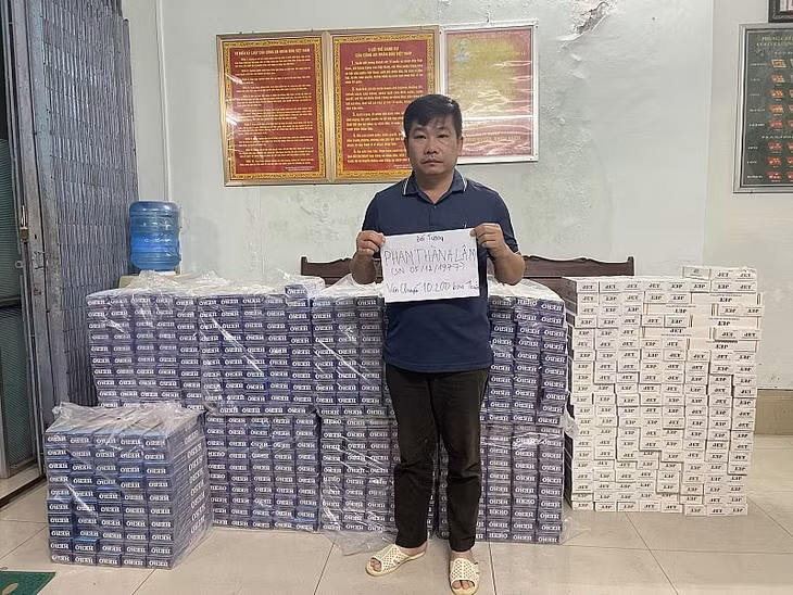 Đối tượng Phạm Thành Lâm cùng tang vật.