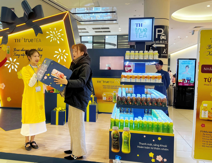 Trò tung xúc xắc đã nhận được sự hưởng ứng nhiệt tình từ hàng trăm người tham gia ở mọi độ tuổi nhờ cách thức chơi đơn giản. Chỉ cần tung xúc xắc, khách hàng có thể nhận được những món quà với con số may mắn tương ứng. Trò tung xúc xắc đã nhận được sự hưởng ứng nhiệt tình từ hàng trăm người tham gia ở mọi độ tuổi nhờ cách thức chơi đơn giản. Chỉ cần tung xúc xắc, khách hàng có thể nhận được những món quà với con số may mắn tương ứng.