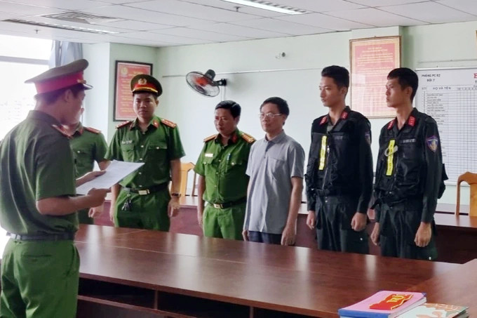 Cơ quan điều tra tống đạt quyết định khởi tố bị can Trần Kỳ Hình