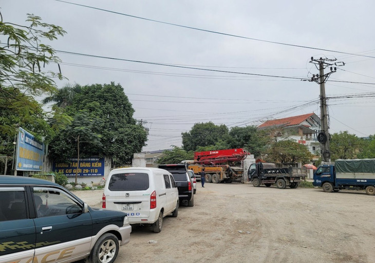 Các phương tiện xếp hàng đăng kiểm ở Hà Nội