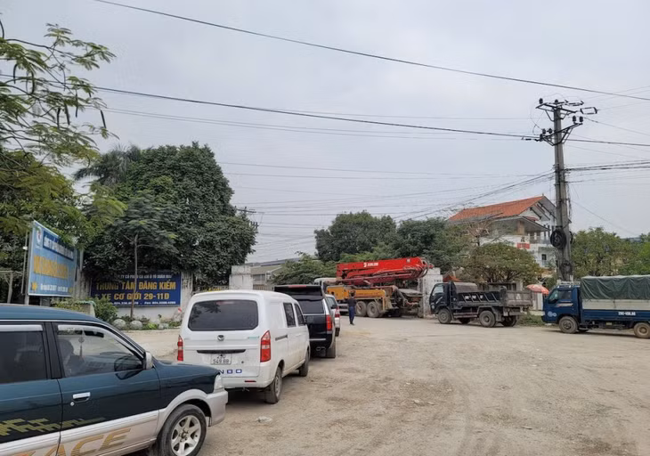 Các phương tiện xếp hàng đăng kiểm ở Hà Nội