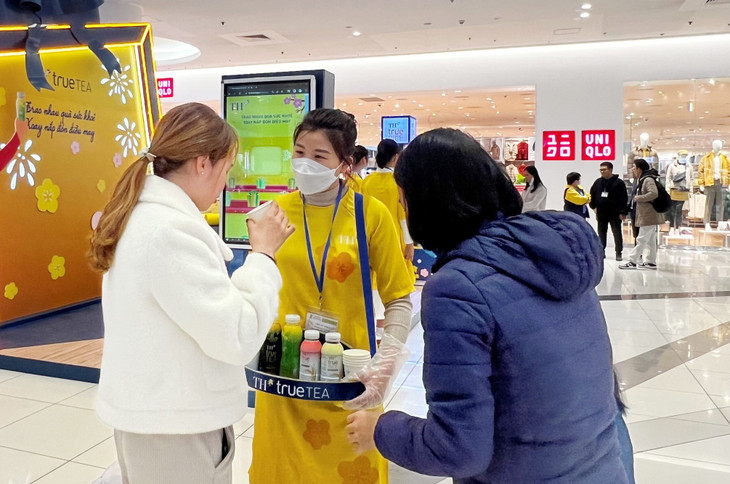 Khách hàng thưởng thức các sản phẩm đồ uống tốt cho sức khỏe như: Trà TH true TEA, Nước uống sữa trái cây TH true JUICE milk, Nước gạo TH true RICE, Nước trái cây TH true JUICE, với thành phần hoàn toàn từ thiên nhiên trong bộ sản phẩm Tết của Tập đoàn TH. Khách hàng thưởng thức các sản phẩm đồ uống tốt cho sức khỏe như: Trà TH true TEA, Nước uống sữa trái cây TH true JUICE milk, Nước gạo TH true RICE, Nước trái cây TH true JUICE, với thành phần hoàn toàn từ thiên nhiên trong bộ sản phẩm Tết của Tập đoàn TH.