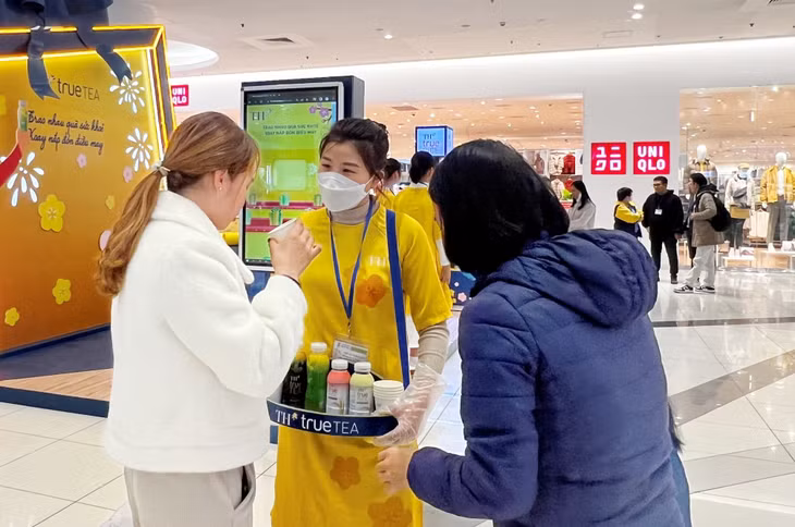 Khách hàng thưởng thức các sản phẩm đồ uống tốt cho sức khỏe như: Trà TH true TEA, Nước uống sữa trái cây TH true JUICE milk, Nước gạo TH true RICE, Nước trái cây TH true JUICE, với thành phần hoàn toàn từ thiên nhiên trong bộ sản phẩm Tết của Tập đoàn TH.