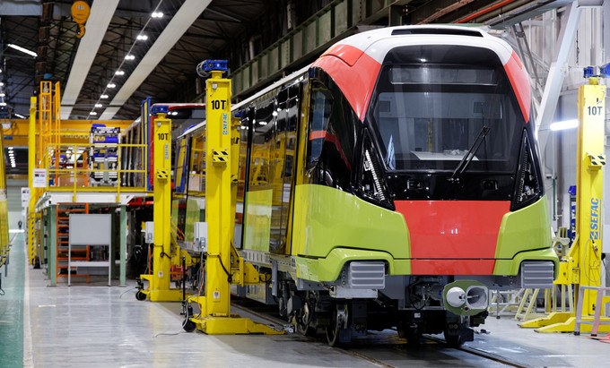 Đoàn tàu tuyến Metro Nhổn - ga Hà Nội được căn chỉnh trong nhà máy ở Pháp. Ảnh: MRB