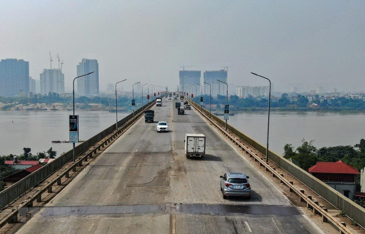 Mặt đường cầu Thăng Long xuống cấp nghiêm trọng Mặt đường cầu Thăng Long xuống cấp nghiêm trọng