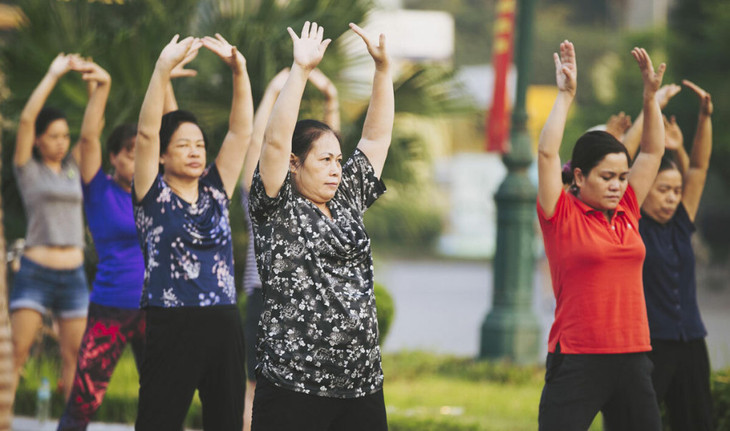 Người Hà Nội thể dục ven hồ Tây