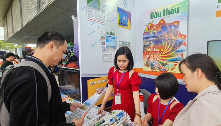 Khách hàng thăm quan gian trưng bày của Báo Đấu thầu. Ảnh: Huyền Trang