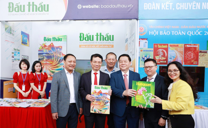 Trưởng Ban Tuyên giáo Trung ương Nguyễn Trọng Nghĩa, Bộ trưởng Bộ Thông tin Truyền thông Nguyễn Mạnh Hùng và Tổng biên tập Báo Nhân Dân, Phó trưởng Ban Tuyên giáo Trung ương, Chủ tịch Hội nhà báo Việt Nam Lê Quốc Minh thăm gian hàng của Báo Đấu thầu tại Hội báo toàn quốc năm 2023. Ảnh: Thanh Hải