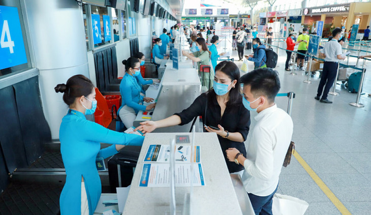 Hành khách làm thủ tục ở sân bay Đà Nẵng