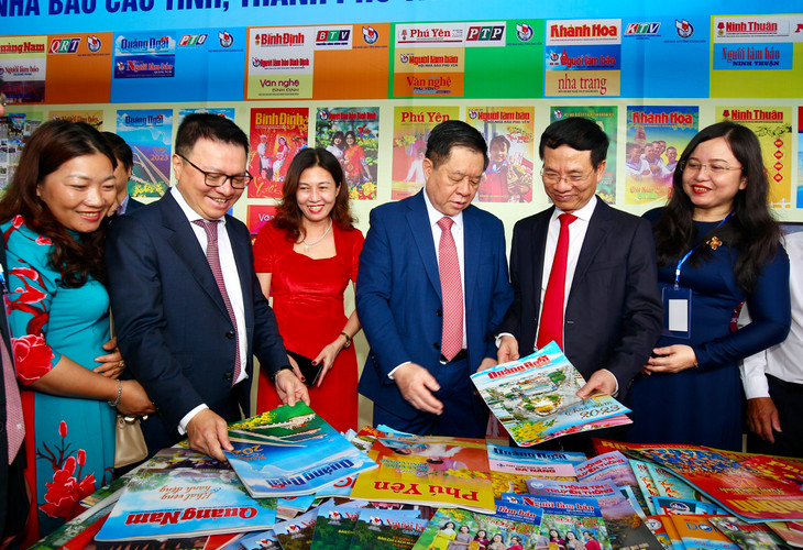Bí thư Trung ương Đảng, Trưởng Ban Tuyên giáo Trung ương Nguyễn Trọng Nghĩa và các đại biểu tham quan gian trưng bày tại Hội báo. Ảnh: Huyền Trang