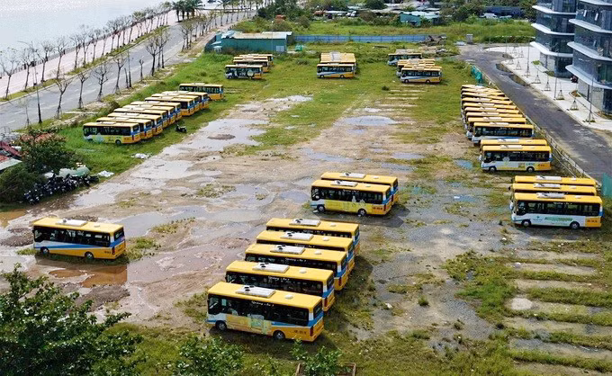 Xe buýt trợ giá của chi nhánh II - Công ty cổ phần Công nghiệp Quảng An I, doanh nghiệp đang nợ bảo hiểm xã hội nhiều nhất Đà Nẵng