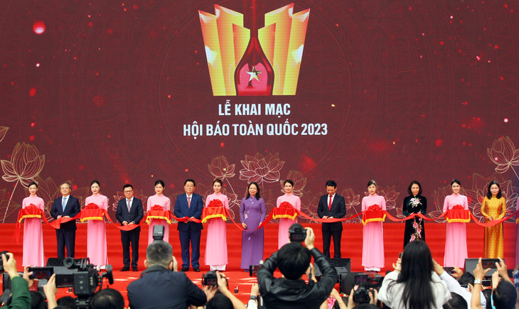 Các đại biểu cắt băng khai mạc Hội báo toàn quốc 2023. Ảnh: Huyền Trang