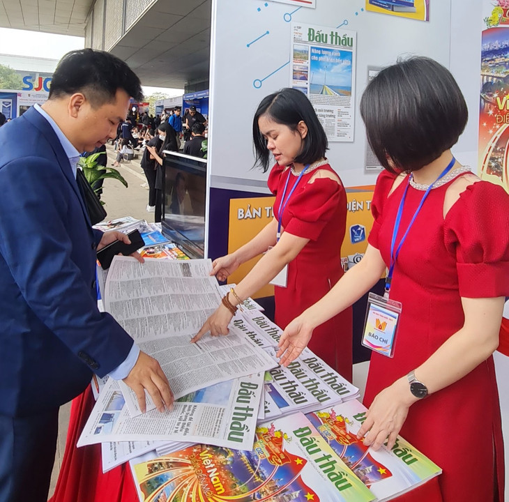 Khách hàng thăm quan gian trưng bày của Báo Đấu thầu. Ảnh: Huyền Trang