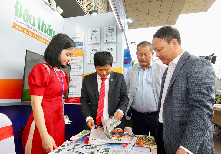 Phó Chủ tịch Hội Nhà báo Việt Nam Trần Trọng Dũng thăm quan gian trưng bày của Báo Đấu thầu. Ảnh: Huyền Trang