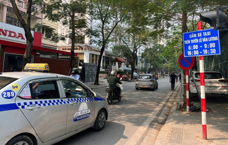 Biển cấm taxi đặt trên phố Lê Văn Thiêm hướng ra đường Lê Văn Lương Biển cấm taxi đặt trên phố Lê Văn Thiêm hướng ra đường Lê Văn Lương