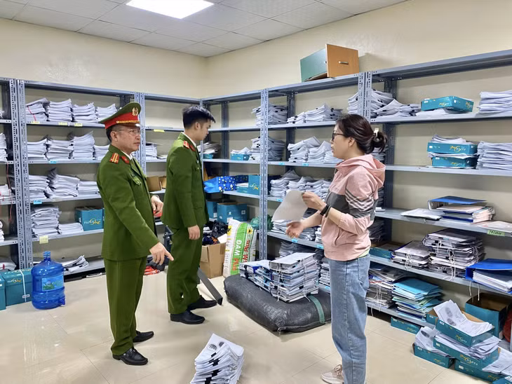 Khám xét Trung tâm Đăng kiểm xe cơ giới 34-04D. Ảnh: Công an tỉnh Hải Dương