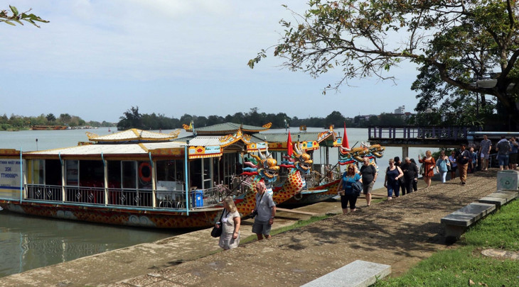 Bến thuyền du lịch tòa Khâm trên sông Hương. Bến thuyền du lịch tòa Khâm trên sông Hương.