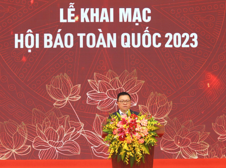 Ông Lê Quốc Minh, Ủy viên Trung ương Đảng, Tổng biên tập Báo Nhân dân, Phó Trưởng Ban Tuyên giáo Trung ương, Chủ tịch Hội Nhà báo Việt Nam phát biểu tại lễ khai mạc. Ảnh: Huyền Trang