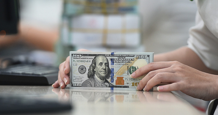 Giao dịch USD tại một ngân hàng thương mại
