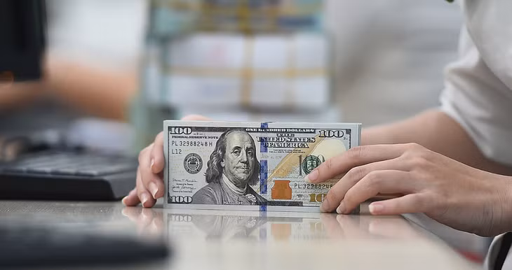 Giao dịch USD tại một ngân hàng thương mại