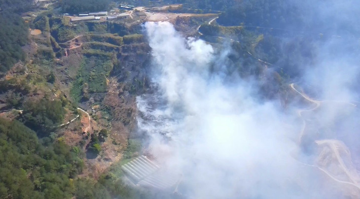 Đám cháy bãi rác Cam Ly từ trên cao. Đám cháy bãi rác Cam Ly từ trên cao.