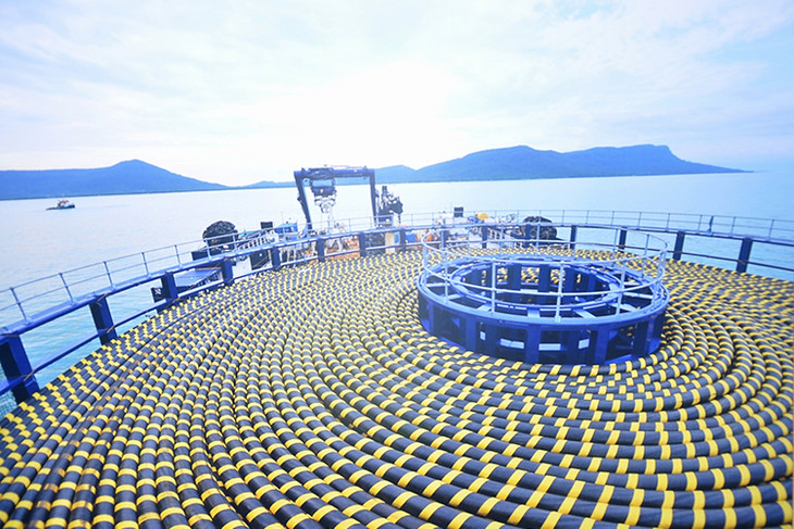 Tuyến đường dây kéo điện ra Côn Đảo gồm phần dây trên không 23,1 km; cáp ngầm biển hơn 73 km và cáp ngầm trên đảo 6,1 km. Ảnh minh họa