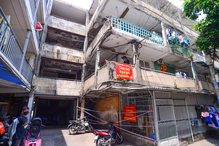 TP.HCM di dời dân khỏi chung cư Tôn Thất Thuyết sau sự cố sập hành lang