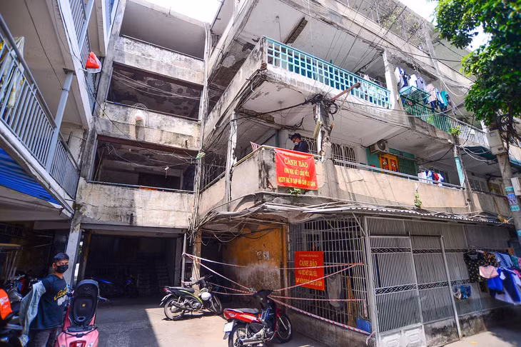 TP.HCM di dời dân khỏi chung cư Tôn Thất Thuyết sau sự cố sập hành lang