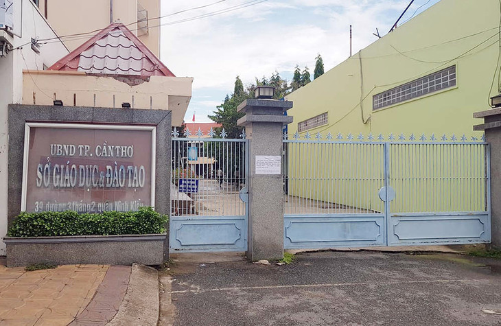 Liên quan đến vụ sai phạm tại Sở GD&ĐT TP. Cần Thơ, cơ quan CSĐT Công an thành phố vừa ra thông báo tìm người mua bán máy in siêu tốc. Liên quan đến vụ sai phạm tại Sở GD&ĐT TP. Cần Thơ, cơ quan CSĐT Công an thành phố vừa ra thông báo tìm người mua bán máy in siêu tốc.