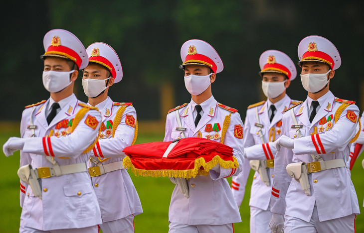 Ý tưởng thực hiện nghi lễ trên quảng trường được Chính phủ phê duyệt vào 19/5/2001 nhân dịp dịp kỷ niệm 111 năm ngày sinh Chủ tịch Hồ Chí Minh. 2021 là năm thứ 20 nghi lễ này được thực hiện