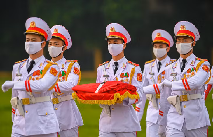 Ý tưởng thực hiện nghi lễ trên quảng trường được Chính phủ phê duyệt vào 19/5/2001 nhân dịp dịp kỷ niệm 111 năm ngày sinh Chủ tịch Hồ Chí Minh. 2021 là năm thứ 20 nghi lễ này được thực hiện