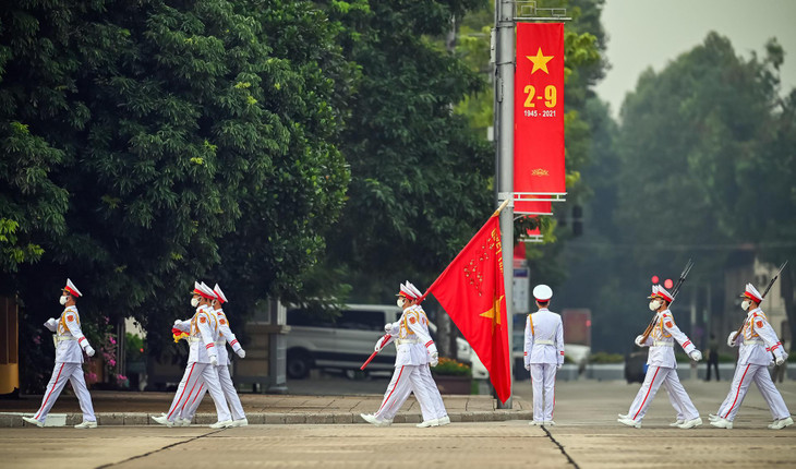5h50, các chiến sĩ thuộc Đoàn 275 (Bộ Tư lệnh bảo vệ Lăng Chủ tịch Hồ Chí Minh) thực hiện lễ thượng cờ tại Quảng trường Ba Đình