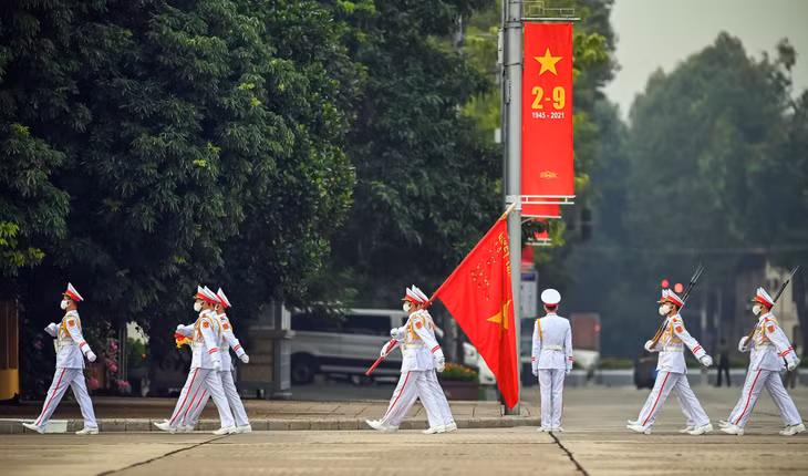 5h50, các chiến sĩ thuộc Đoàn 275 (Bộ Tư lệnh bảo vệ Lăng Chủ tịch Hồ Chí Minh) thực hiện lễ thượng cờ tại Quảng trường Ba Đình