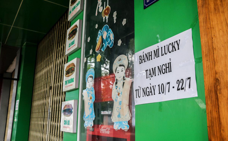 &quot;Lúc đầu chỉ tính đóng hết tháng 7, nhưng dịch kéo dài và giờ thì chưa tính chuyện mở lại. Hy vọng dịch sớm được kiểm soát để trở lại cuộc sống bình thường&quot;, chủ quán bánh mì mong muốn.