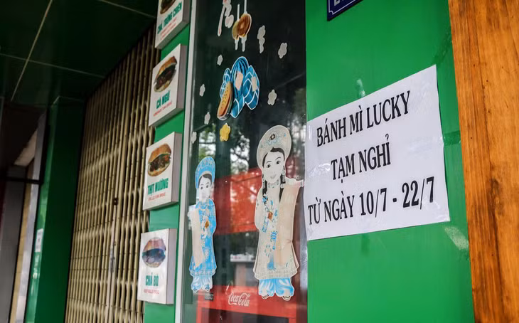 "Lúc đầu chỉ tính đóng hết tháng 7, nhưng dịch kéo dài và giờ thì chưa tính chuyện mở lại. Hy vọng dịch sớm được kiểm soát để trở lại cuộc sống bình thường", chủ quán bánh mì mong muốn.