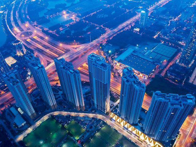 Ở đây có không gian cây xanh rộng lớn và hồ điều hòa rộng 19 ha ngay cạnh, được ví nhử ” lá phổi xanh” điều tiết cho không khí, phù hợp cho cuộc sống hiện đại. Ở đây có không gian cây xanh rộng lớn và hồ điều hòa rộng 19 ha ngay cạnh, được ví nhử ” lá phổi xanh” điều tiết cho không khí, phù hợp cho cuộc sống hiện đại.