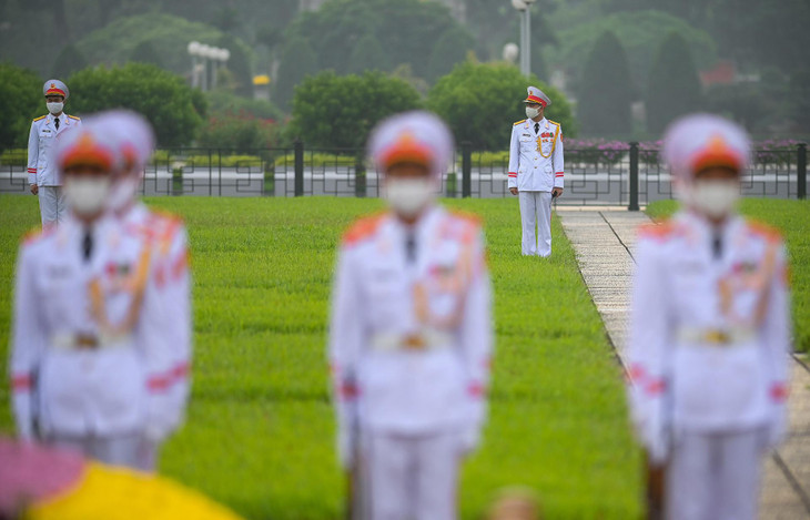 Hàng năm, vào sáng 2/9, người dân thường đứng nghiêm trang trước Lăng Bác để hướng về lá Quốc kỳ đang tung bay. Năm nay, do ảnh hưởng của đại dịch Covid-19, Quảng trường Ba Đình vắng vẻ hơn thường lệ