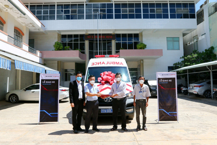Đại diện Tập đoàn Hưng Thịnh trao tặng xe cứu thương cho tỉnh Bình Định