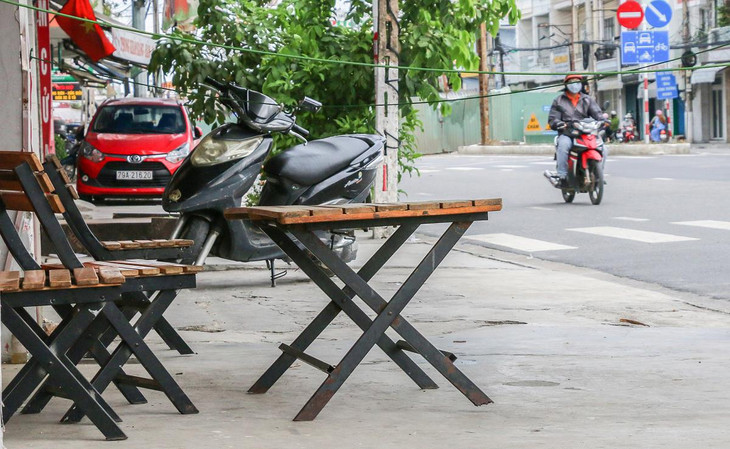 &quot;Quán bán ăn sáng và nước giải khát nhưng đóng cửa đến nay hơn 2 tháng. Hôm qua đọc báo nghe thông tin được mở lại nhưng cũng chưa biết thủ tục thế nào nên không dám dọn hàng&quot;, anh Hùng, chủ quán ăn sáng trên đường 23/10, nói.
