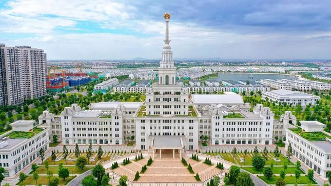 Đại học VinUni nằm trong quần thể đại đô thị Vinhomes Ocean Park tại huyện Gia Lâm cũng là một nét kiến trúc mới của thủ đô. Kiến trúc của công trình được kết hợp giữa phong cách tân cổ điển ở mặt ngoài, thiết kế nội thất hiện đại bên trong. Để giúp sinh viên có một không gian sinh hoạt, vui chơi giải trí tốt nhất, chủ đầu tư xây thêm một khu liên hợp thể thao rộng 44.000 m2 gồm bể bơi, phòng tập gym, sân chơi bóng đá... Đại học VinUni nằm trong quần thể đại đô thị Vinhomes Ocean Park tại huyện Gia Lâm cũng là một nét kiến trúc mới của thủ đô. Kiến trúc của công trình được kết hợp giữa phong cách tân cổ điển ở mặt ngoài, thiết kế nội thất hiện đại bên trong. Để giúp sinh viên có một không gian sinh hoạt, vui chơi giải trí tốt nhất, chủ đầu tư xây thêm một khu liên hợp thể thao rộng 44.000 m2 gồm bể bơi, phòng tập gym, sân chơi bóng đá...