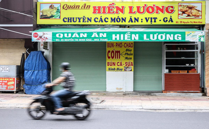 &quot;Giờ có mở cũng chưa ai đến ăn, nên tạm thời chuẩn bị quét dọn sẵn rồi chọn thời điểm thuận lợi mở cũng được, không cần vội vàng&quot;, bà Hiền Lương, chủ quán ăn trên đường Nguyễn Thị Minh Khai nói.