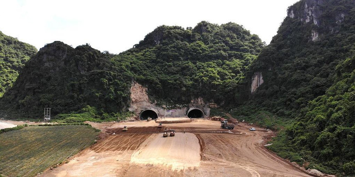 Thi công hầm xuyên núi qua dãy Tam Điệp (tỉnh Ninh Bình và Thanh Hoá) thuộc dự án cao tốc Mai Sơn - Quốc lộ 45
