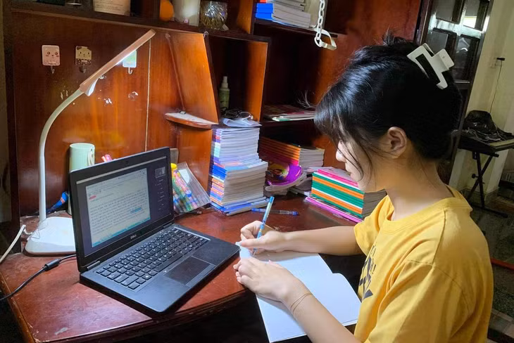 Hơn 72.600 học sinh ở TP.HCM thiếu thiết bị, đường truyền để học trực tuyến