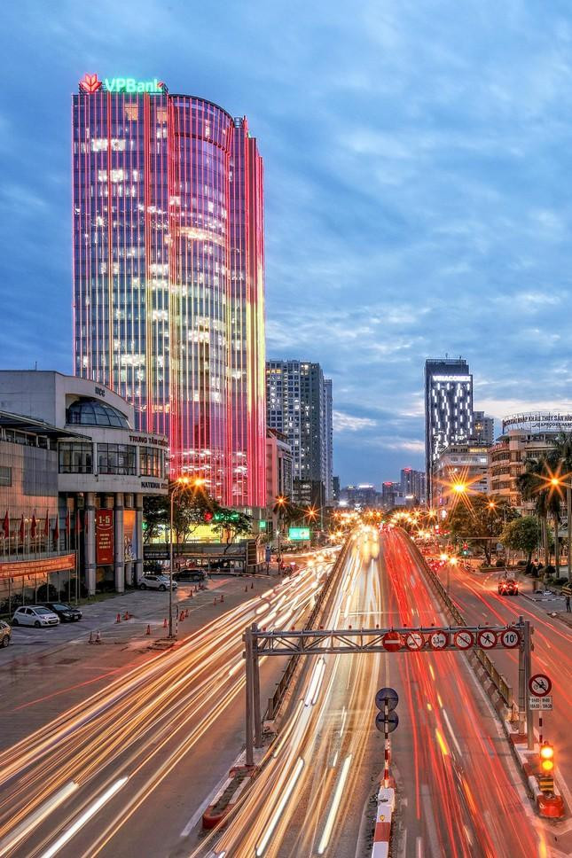 Tòa nhà VP Bank tại ngã tư Thái Hà - Láng Hạ - Huỳnh Thúc Kháng (quận Đống Đa). Đây là một trong những khu vực phát triển tập trung và sầm uất nhất thủ đô. Công trình được xây dựng gồm 29 tầng nối (đã bao gồm 1 tầng kỹ thuật và 1 tầng tum mái) và 3 tầng hầm, tổng diện tích xây dựng 26.000 m2. Chỗ đỗ xe rộng lớn tại 3 tầng hầm với diện tích 1.264 m2 để ôtô và 2.580 m2 để xe máy. Tòa nhà VP Bank tại ngã tư Thái Hà - Láng Hạ - Huỳnh Thúc Kháng (quận Đống Đa). Đây là một trong những khu vực phát triển tập trung và sầm uất nhất thủ đô. Công trình được xây dựng gồm 29 tầng nối (đã bao gồm 1 tầng kỹ thuật và 1 tầng tum mái) và 3 tầng hầm, tổng diện tích xây dựng 26.000 m2. Chỗ đỗ xe rộng lớn tại 3 tầng hầm với diện tích 1.264 m2 để ôtô và 2.580 m2 để xe máy.