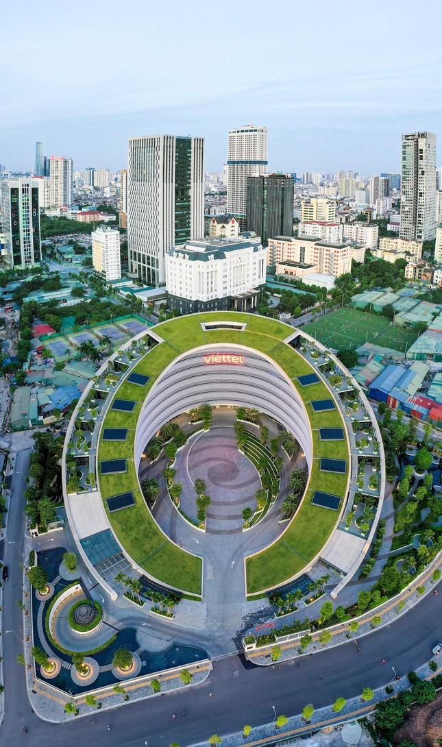 Với sự gia tăng dân số và sôi động của thị trường bất động sản, ngày càng nhiều tòa nhà văn phòng, cao ốc, khu đô thị hiện đại được xây dựng tại Hà Nội trong những năm qua, góp phần thay đổi bộ mặt Thành phố. Tại quận Cầu Giấy, trụ sở của Tập đoàn Viễn thông quân đội - Viettel mới khánh thành không lâu. Trước mặt dự án là khu đất rộng 32 ha được quy hoạch làm công viên hồ điều hòa CV1, với 19 ha diện tích mặt nước. Với sự gia tăng dân số và sôi động của thị trường bất động sản, ngày càng nhiều tòa nhà văn phòng, cao ốc, khu đô thị hiện đại được xây dựng tại Hà Nội trong những năm qua, góp phần thay đổi bộ mặt Thành phố. Tại quận Cầu Giấy, trụ sở của Tập đoàn Viễn thông quân đội - Viettel mới khánh thành không lâu. Trước mặt dự án là khu đất rộng 32 ha được quy hoạch làm công viên hồ điều hòa CV1, với 19 ha diện tích mặt nước.