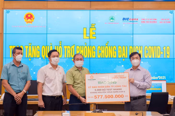 Đại diện Tập đoàn Hưng Thịnh trao tặng 5.000 bộ kit xét nghiệm nhanh SARS-CoV-2 cho UBND TP.Vũng Tàu