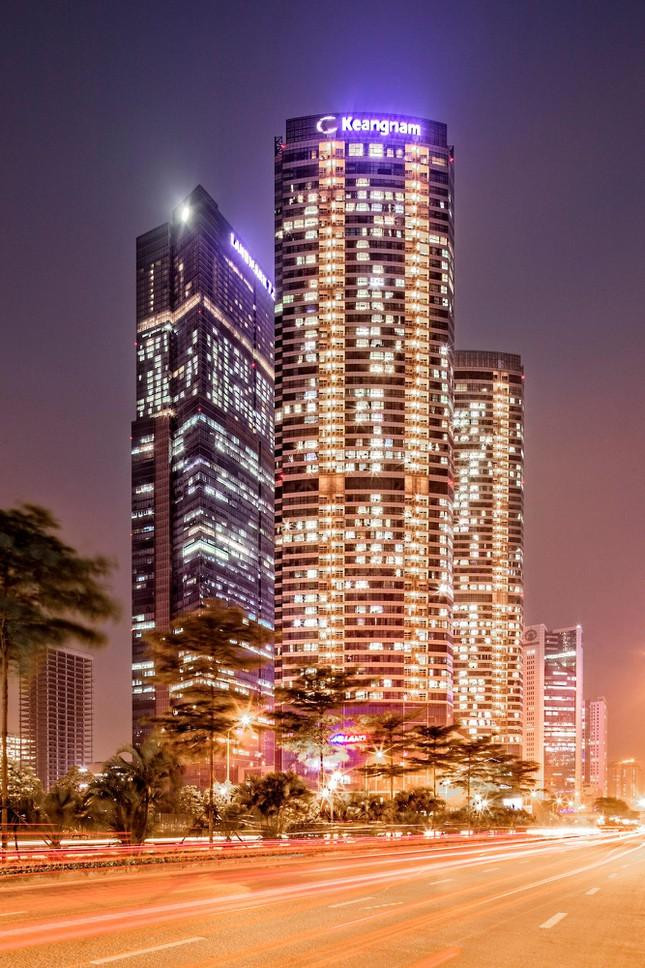 Trong số những cao ốc nổi bật tại Thủ đô, không thể không kể đến Keangnam Landmark Tower được xây dựng trên tổng diện tích hơn 40.000 m2. Với 72 tầng, Keangnam là tổ hợp trung tâm thương mại, khu văn phòng cho thuê và chung cư cao cấp lớn nhất, có thiết kế sang trọng. Đây là tòa nhà cao thứ nhì Việt Nam, chỉ sau Landmark 81 ở TP.HCM. Trong số những cao ốc nổi bật tại Thủ đô, không thể không kể đến Keangnam Landmark Tower được xây dựng trên tổng diện tích hơn 40.000 m2. Với 72 tầng, Keangnam là tổ hợp trung tâm thương mại, khu văn phòng cho thuê và chung cư cao cấp lớn nhất, có thiết kế sang trọng. Đây là tòa nhà cao thứ nhì Việt Nam, chỉ sau Landmark 81 ở TP.HCM.